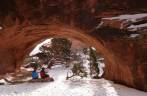 Turistas descansam sob o Navajo Arch, no Arches National Park, perto de Moab, em Utah, nos Estados Unidos